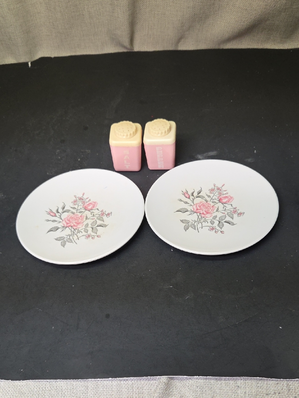 vintage Lustro-Ware pink and white plastic S&P shakers + 2 Rose Plates